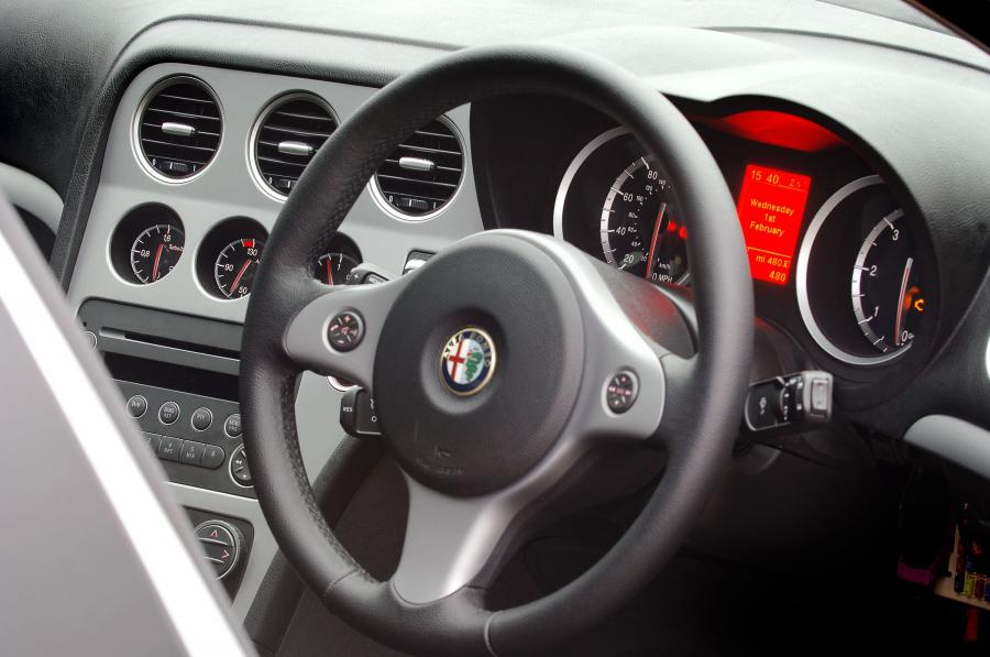 Панель приборов Alfa Romeo 159 2.4 JTDm (939A) 2006 года  (UK) (фото 11 из 16)